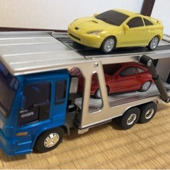 いすゞ ギガ ジュニアキャリアカー おもちゃ／車2台付きの画像