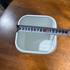 白い　たぶんホーロー　可愛いので小物入れや大量ペン立て飴ちゃん入れてもの画像