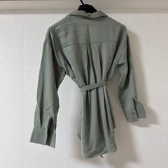 緑シャツ　ウエストリボン付きの画像