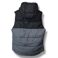 【GUジーユー】中綿ダウンベスト　メンズ　フーディ　軽量　カジュアルの画像