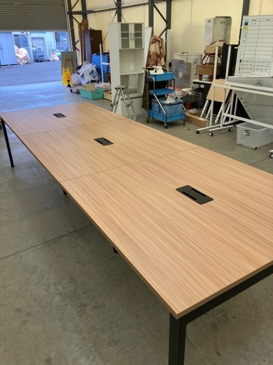 【来店歓迎】【OF-115】美品 フリーアドレスデスク 幅360cm 奥行き120cm 会議テーブル ミーティングテーブル ナチュラル＆ブラック スチール 配線カバー　検)事務机　オフィス チェア　会議 椅子　ロッカー　ミーティングテーブル　応接ソファ 店舗 事務所 什器　書庫 本棚 ラック デスク スチール 美品多数 格安 【中古オフィス家具】