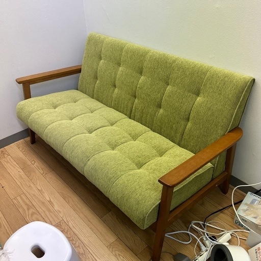 🉐美品　2人掛けソファ　2.5人掛けソファ　グリーン　足つき　肘置き