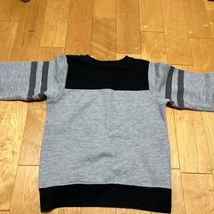 130 グレー黒トレーナーの画像