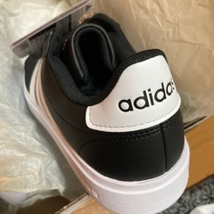 新品、
adidas スニーカーの画像