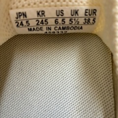 500円。UNIQLOスニーカー未使用の画像