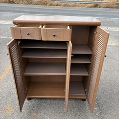 お洒落な木製シュ-ズラック.3扉.2引き出しの画像