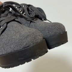 厚底 レースアップ グレー フェルト調 大人 カジュアル 太ヒール きれいめの画像
