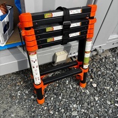 折り畳み式脚立の画像