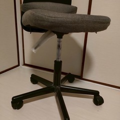 キャスター付き 高さ調節可能 オフィスチェアの画像