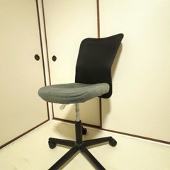 キャスター付き 高さ調節可能 オフィスチェアの画像