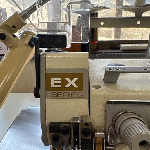 Pegasus EX3216-03工業用ミシン、EXSERIES 作業テーブル付
