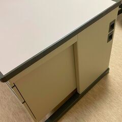 鍵付きステンレス製オフィス/ホームデスク  の画像