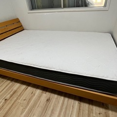 木製セミダブルベッドフレームとマットレスの画像