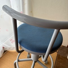 高さ調整可能な回転椅子
の画像