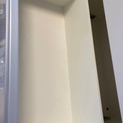 キャスター付きの白いキッチンカウンター（食器棚・収納棚）の画像