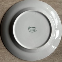 Brasserie」シリーズのウィリアムズ・ソノマ（Williams-Sonoma）のプレートの画像