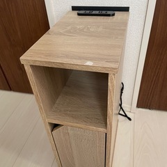 アイリスオーヤマ  コンセント付きサイドテーブル　ベッドテーブル　ナイトテーブルの画像