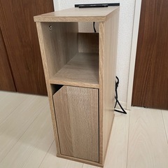 アイリスオーヤマ  コンセント付きサイドテーブル　ベッドテーブル　ナイトテーブルの画像