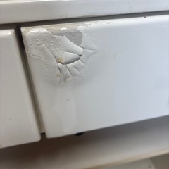 かなり汚れた収納棚の画像