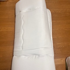 折りたたみ敷布団（白）の画像