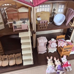 シルバニアファミリーお家２つとお人形、家具の画像