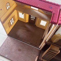 シルバニアファミリーお家２つとお人形、家具の画像