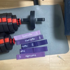 ダンベル　ベンチ　腹筋ローラー　トレーニングチューブ　ヨガマット 【
取引中】の画像
