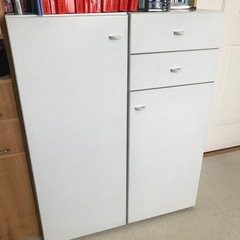 本棚　収納棚　
白い棚　扉付き収納　の画像