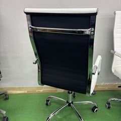 オフィスチェア　キャスター付き　白　ホワイト　合皮　昇降機能付き　シルバー　メタル　お洒落　インテリア【4脚あり】の画像