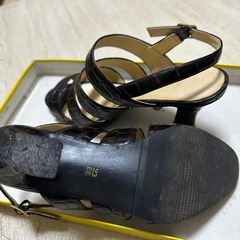 ストラップ付き ヒールサンダル 黒（23cm）の画像