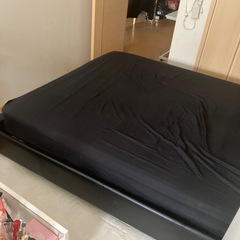 ダブルベッドとマットレスの画像