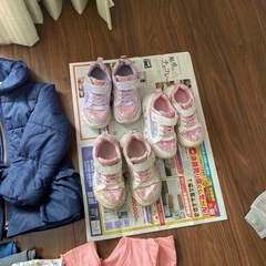 女の子17点アウター2点、光るスニーカー3足衣類12点の画像