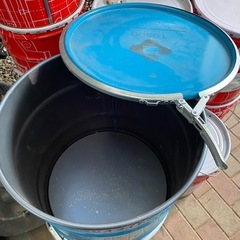 ペール空き缶（ゼオライト＝農業用肥料）の30リットルぐらいの空き缶　　　　　　　　　　　　　　　　　　　　　　　　　　　　　　　　　　　【さいたま新都心】　ロケットストーブ、ガレージの椅子製作やゴミ箱・廃油処理に。複数あります。　エンジンオイル20リットルペール缶の空き缶300円より。　1個の値段　ノーブランド缶300円。トヨタ缶・モチュール（MOTUL）500円。　ロック付き空き缶（約30リットル）は1缶1000円。　　　　　　　　　　　　　　　　　　　　　　　　　　の画像