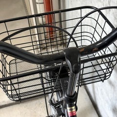 26インチ ママチャリ 黒カゴ大きめの画像