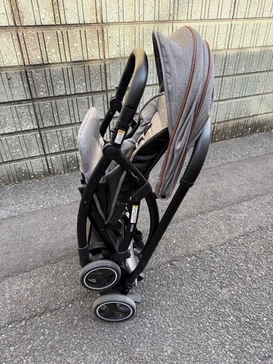 カトージ　2人乗りベビーカー　縦型　軽量型　自立