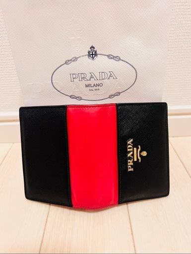 PRADA 二つ折り財布