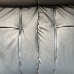 2人掛けソファ　破れあり　人工皮革　ネイビー系の画像