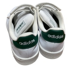 adidas（アディダス）のホワイトスニーカーの画像