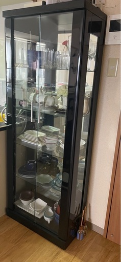 ガラス扉付き 飾り棚／食器棚（背面ミラー・ブラック）