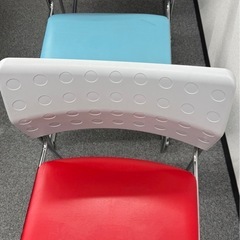 カラフルなスタッキングチェア×4脚の画像