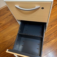 キャスター付き デスクワゴン 2段（金属製・鍵なし）の画像