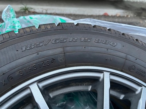 取引き終了中古スタッドレスタイヤTOYOGARITGIZ185/65R15アルミホイール付き