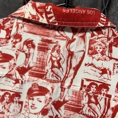 GUESS ゲス アウター ジャケット レッドカラー イラスト柄ありの画像