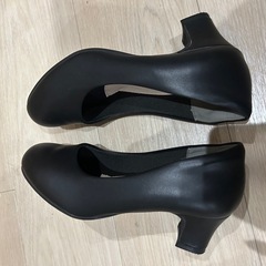 定番黒パンプス ヒール 幅広の画像