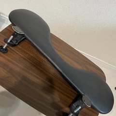 折りたたみテーブルと肘掛けの画像