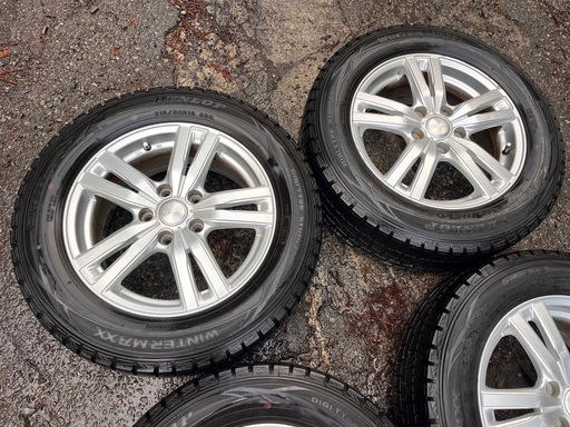 ダンロップスタッドレス！215/60R16トヨタクラウンについていました