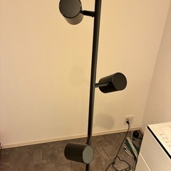 IKEA NYMÅNE ニーモーネ フロアランプ 3スポット, チャコール の画像