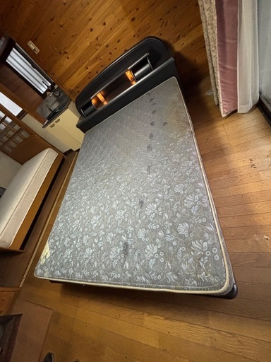配送可中古のクインサイズのベッドになります、