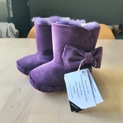 UGG　アグ　ベビーブーツ　パープル　紫　リボン　ムートンブーツ　おしゃれ　冬の画像