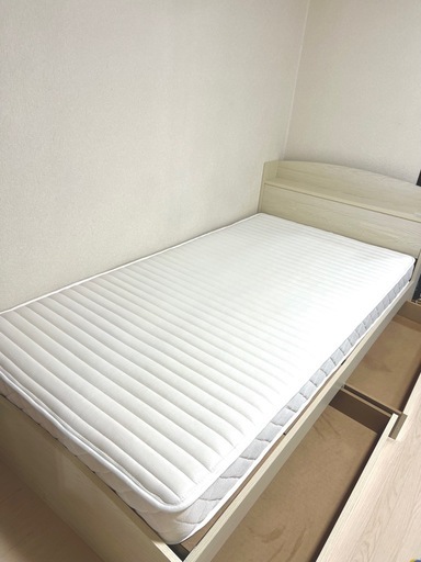 シングルベッドマットレス付き　収納、コンセント有り